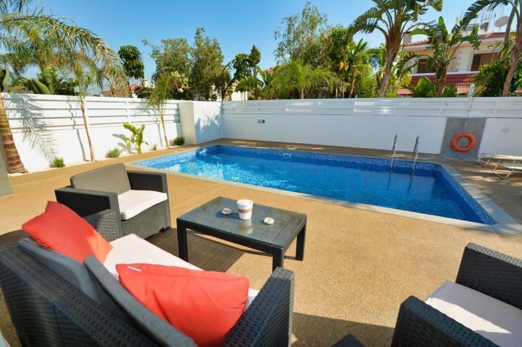Villa Mario - 2Min Walk From Kapparis Beach Paralimni Exterior foto